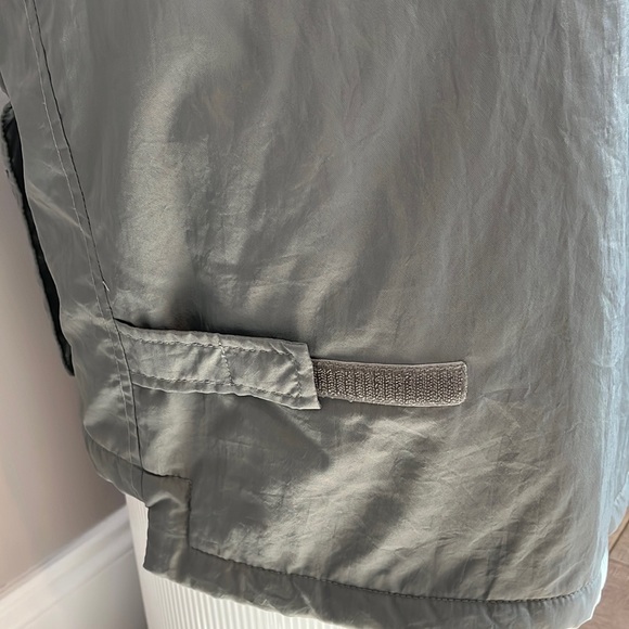 Gap light gray utility vest fleece lining zipper and Velcro close pockets L - Picture 7 of 13